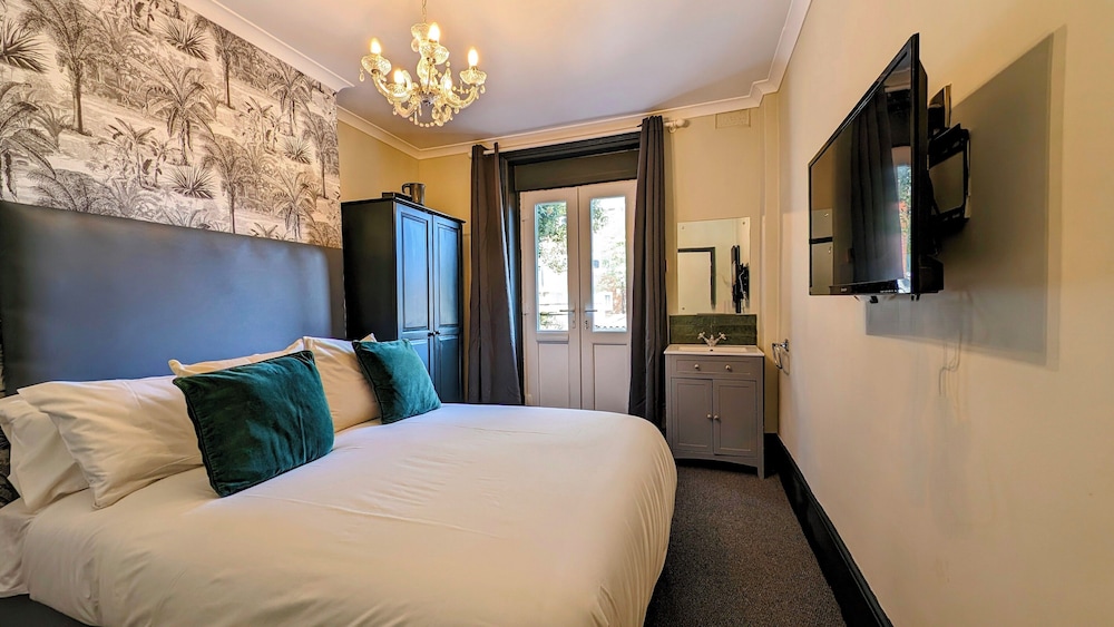 CITY, DOUBLE BED