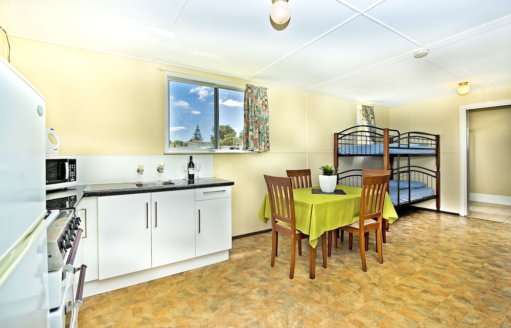 Acclaim Rose Gardens Beachside Holiday Park 34/50