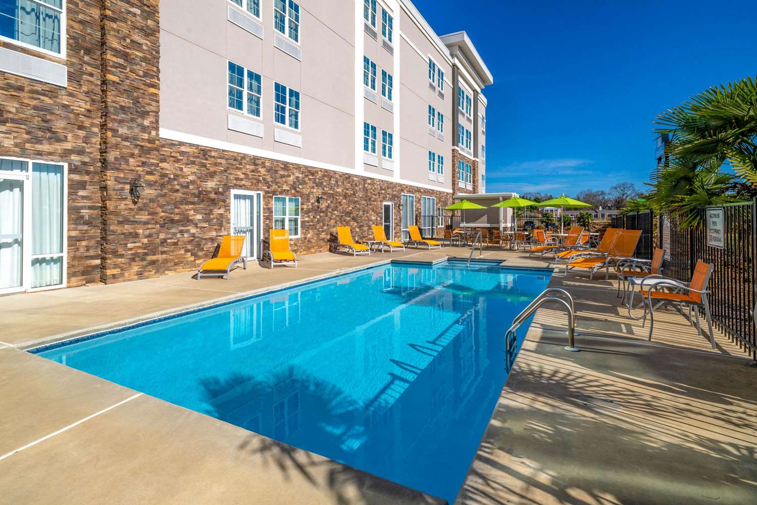 La Quinta Inn & Suites by Wyndham Forsyth 32/45