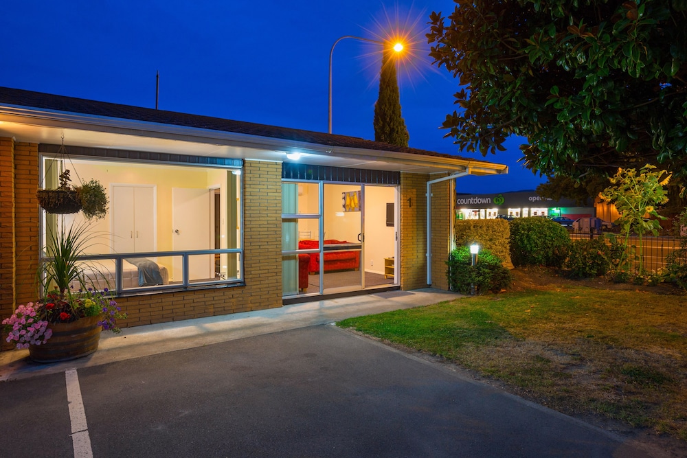 Middle Park Motel 2/63