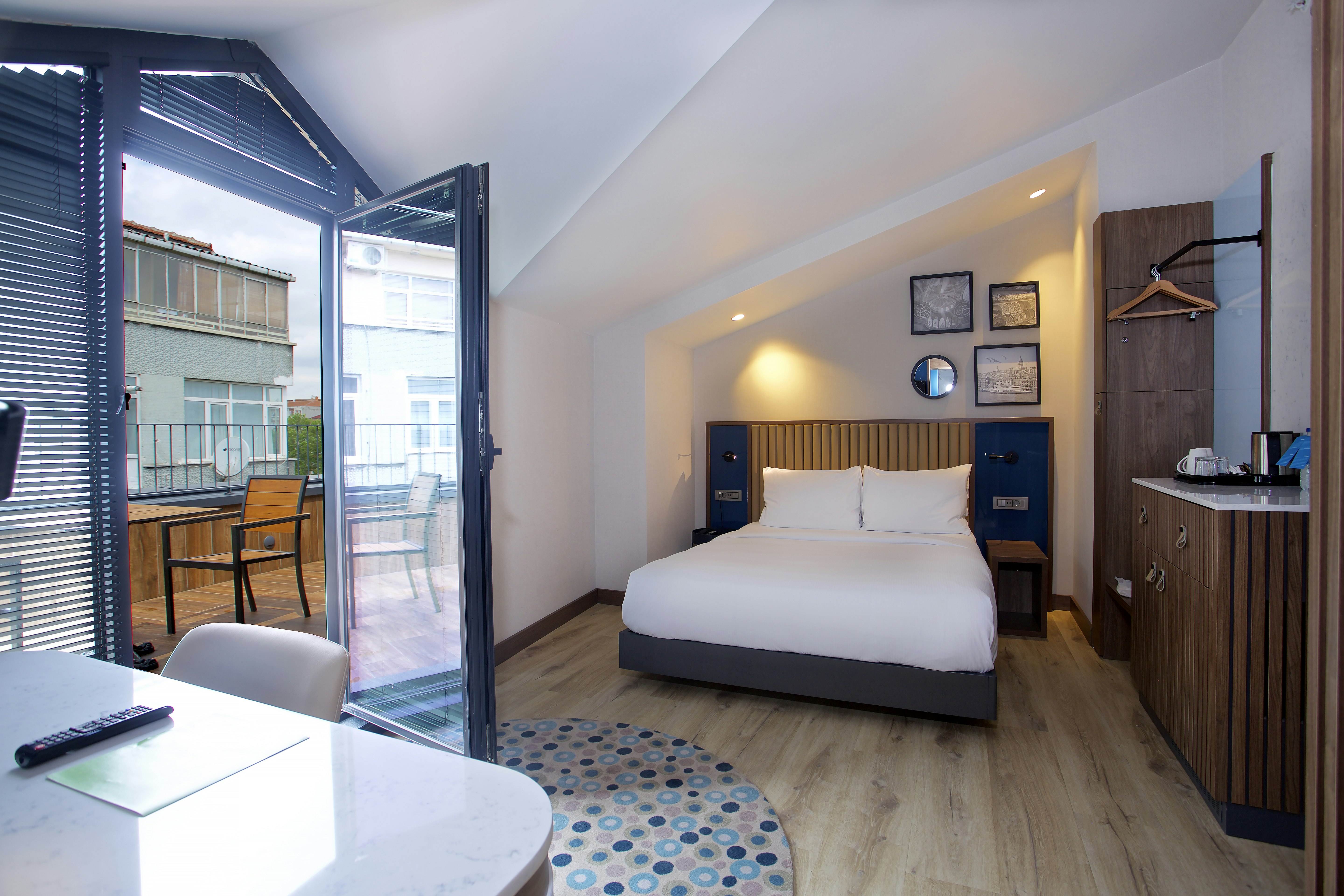 ROOM, KING BED, TERRACE