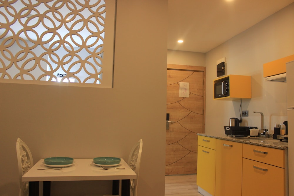 Retro Star Suites 30/38
