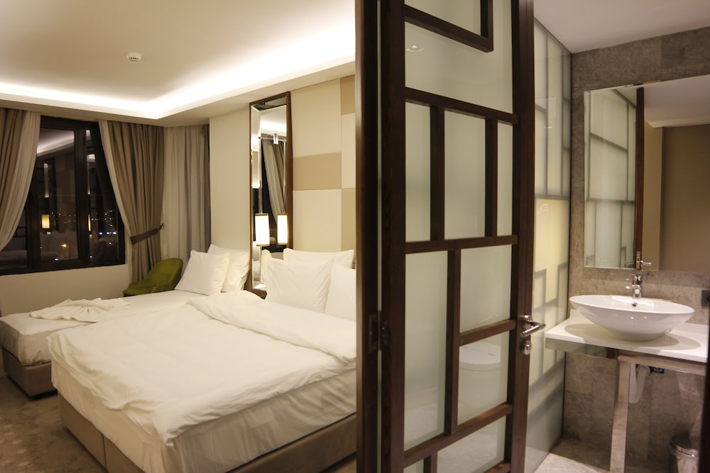 The Biancho Hotel Pera 33/73