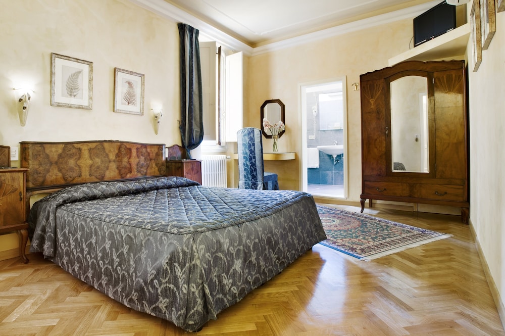 غرفة رباعية بسرير كوين وسريرين منفصلين، Hotel Alessandra 5/10