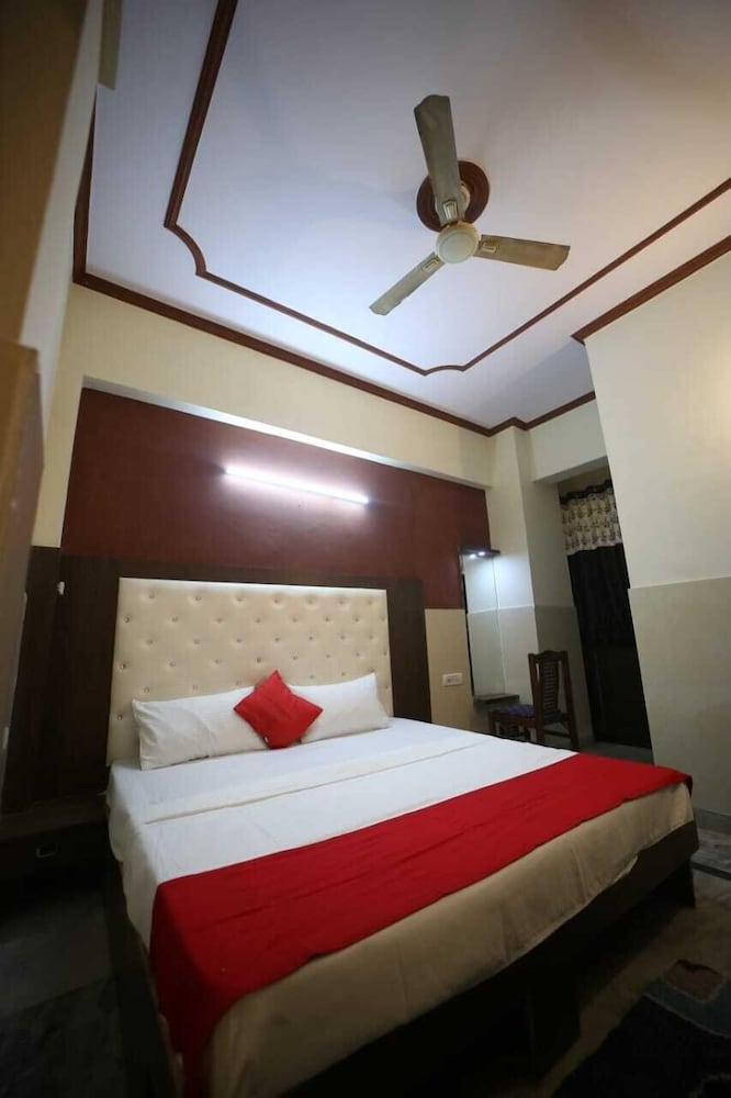 HOTEL AMBIKA PALACE 12/32
