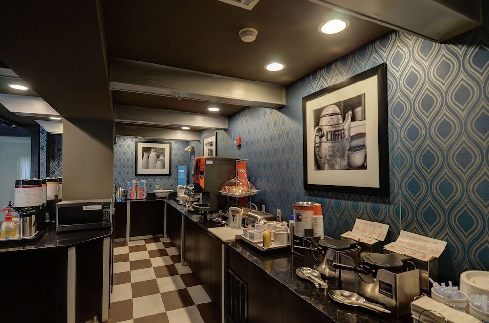Hampton Inn Bowie 33/42