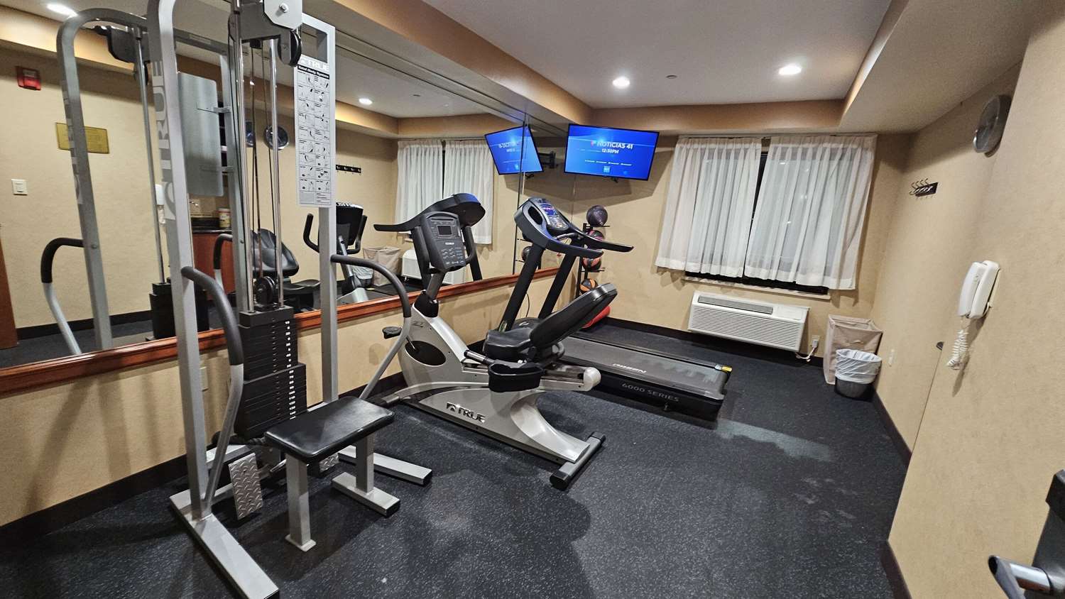 Econo Lodge Woodbridge 24/36