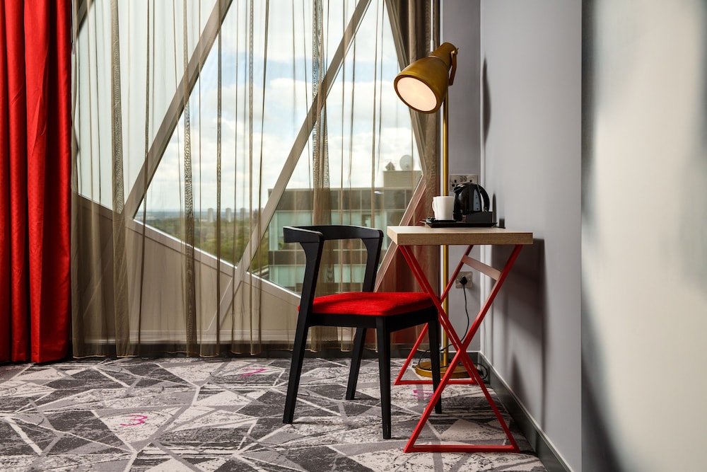 IBIS STYLES LONDON EALING 16/76