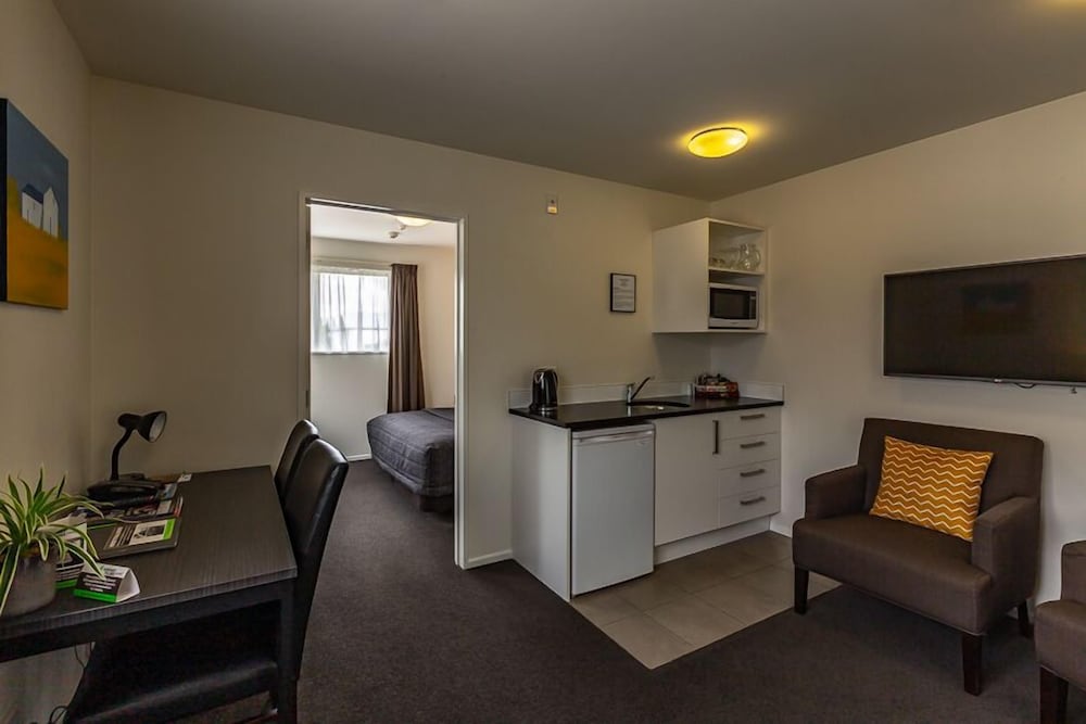 Airport Palms Motel 34/69