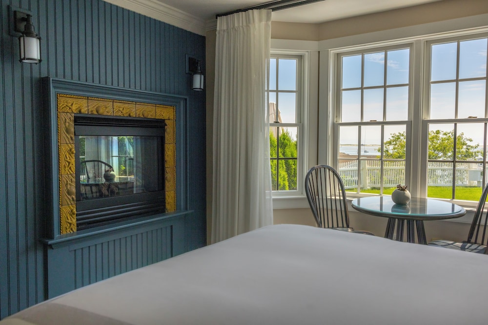Cottage, King Bed, Pier View