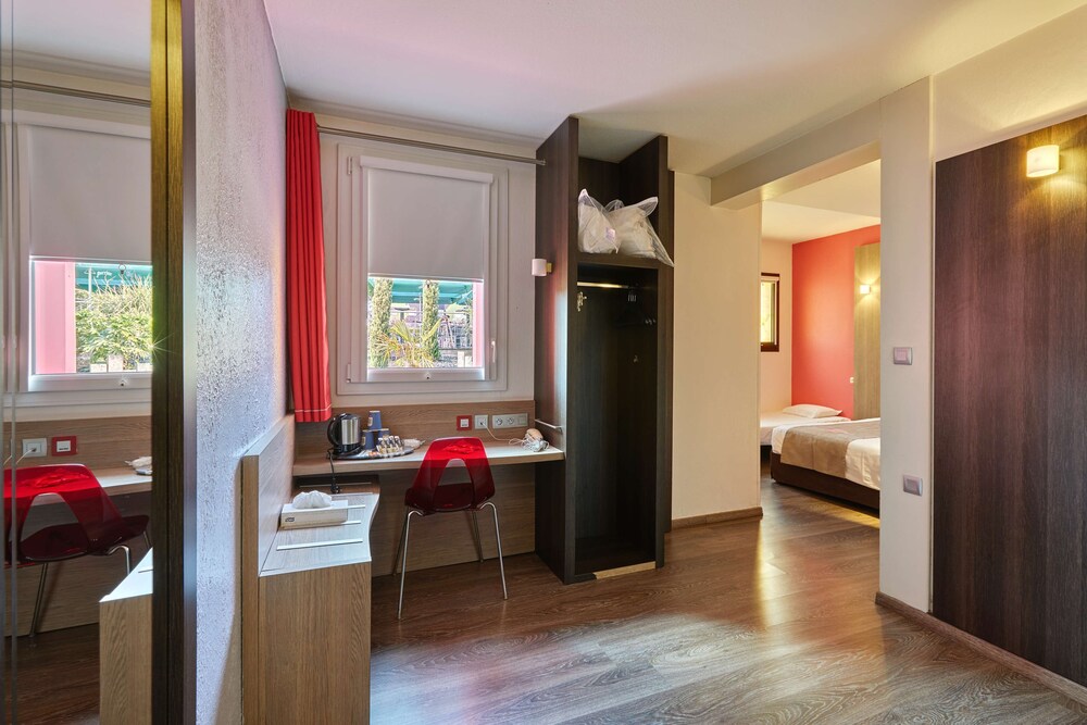 KYRIAD LA ROCHE SUR YON 33/71