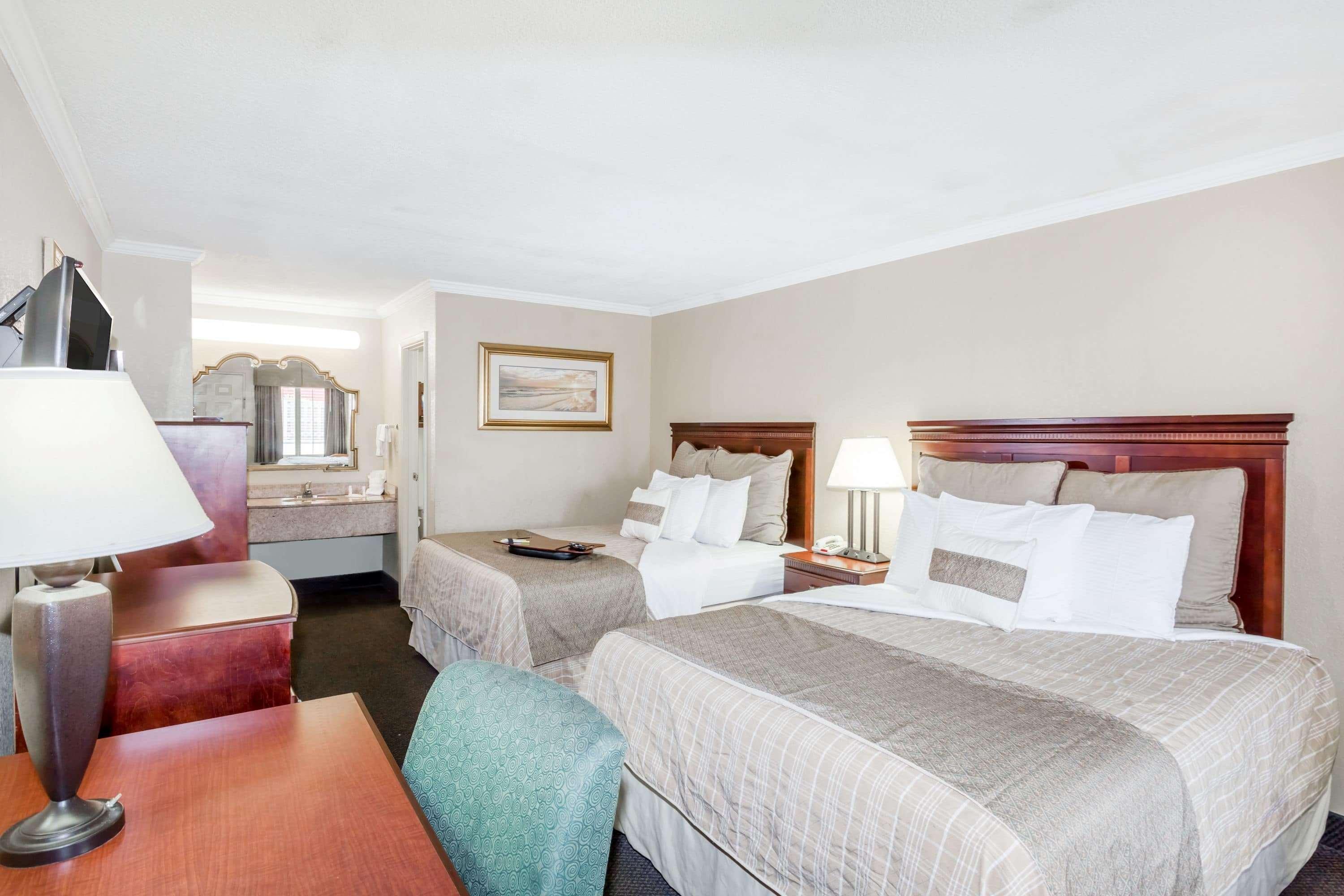 Room, 1 Double and 2 Queen Beds