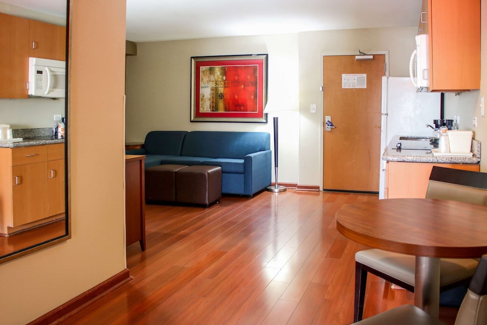 Comfort Suites At Virginia Center Commons 23/39