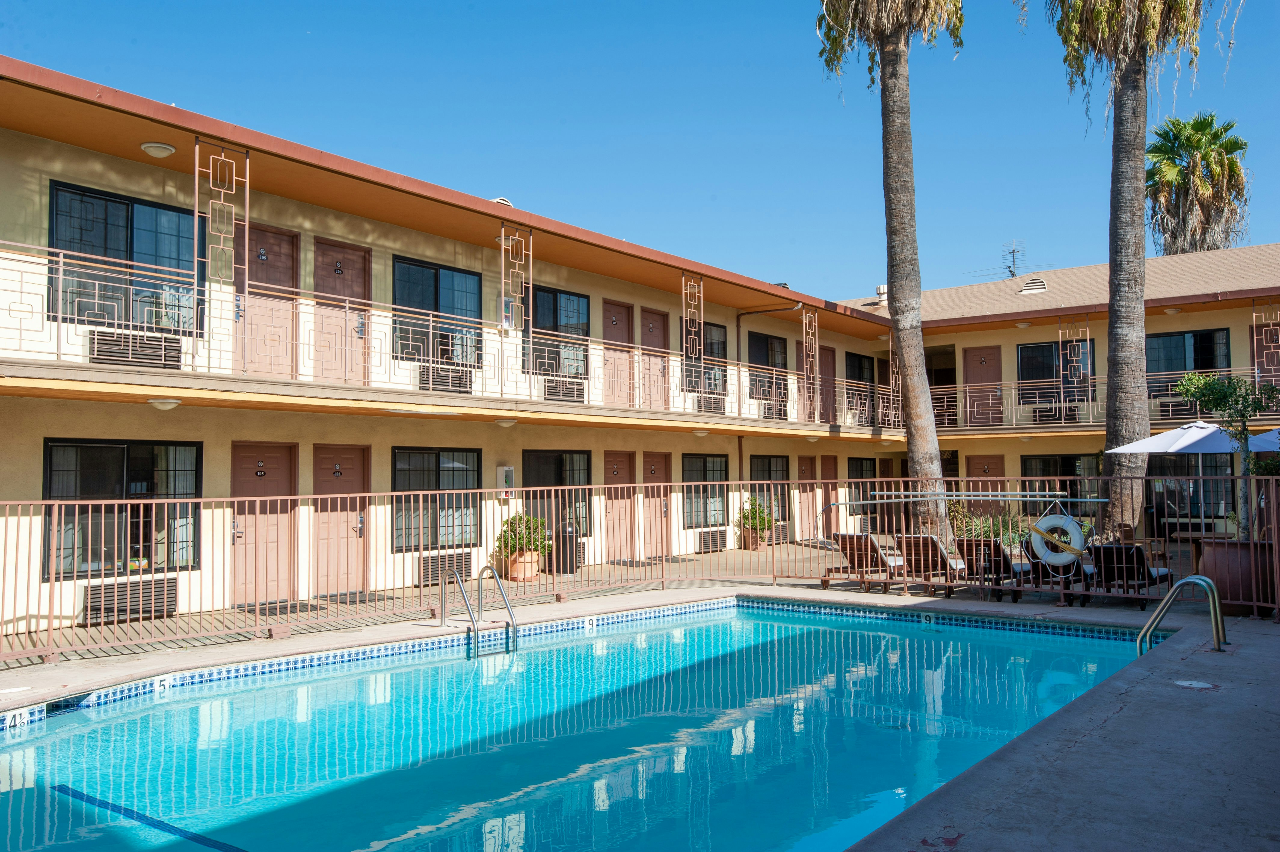 Studio City Court Yard Hotel 2/64