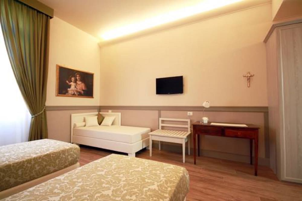 غرفة ديلوكس عائلية ثلاثية بإطلالة على الحديقة، Basilica Hotel 6/10