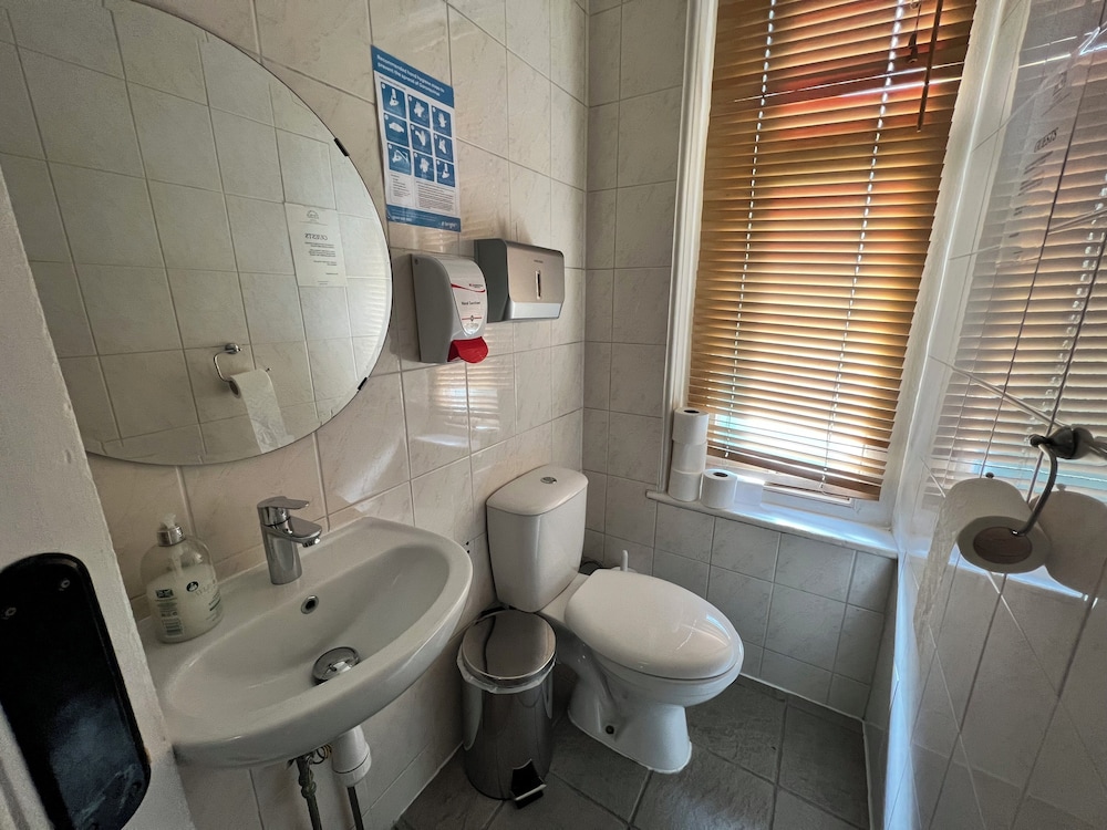 غرفة أساسية ثلاثية بسرير مزدوج وسرير فردي بحمام مشترك، Arran House Hotel 5/6