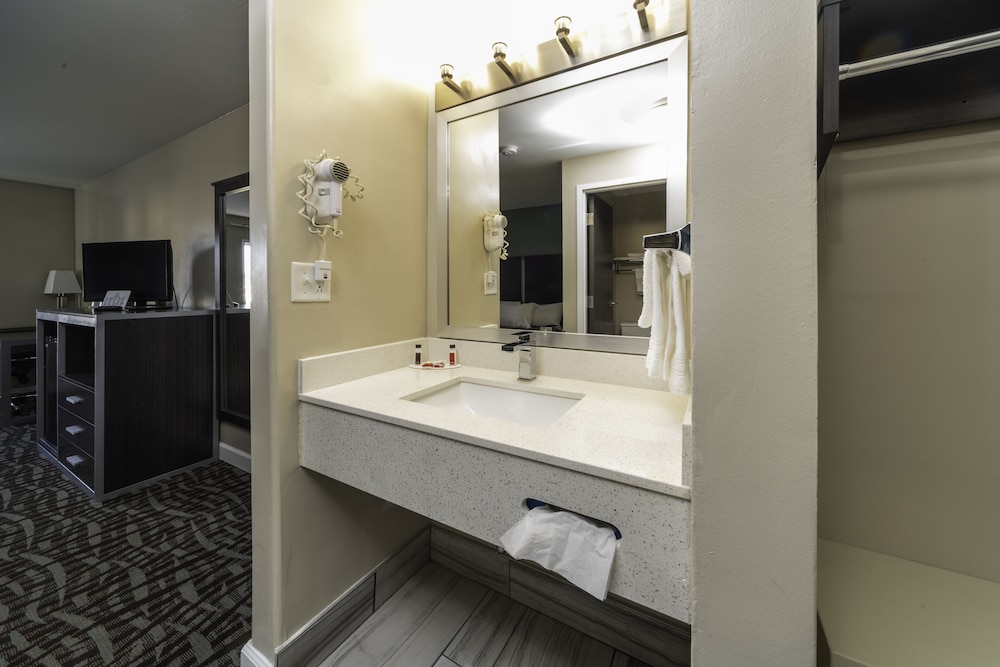 BridgePointe Inn and Suites Council Bluffs 9/29
