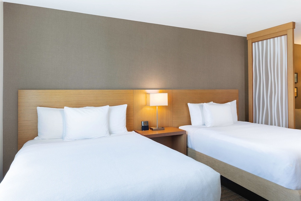 غرفة ديلوكس بسريرين كوين بإطلالة على المدينة