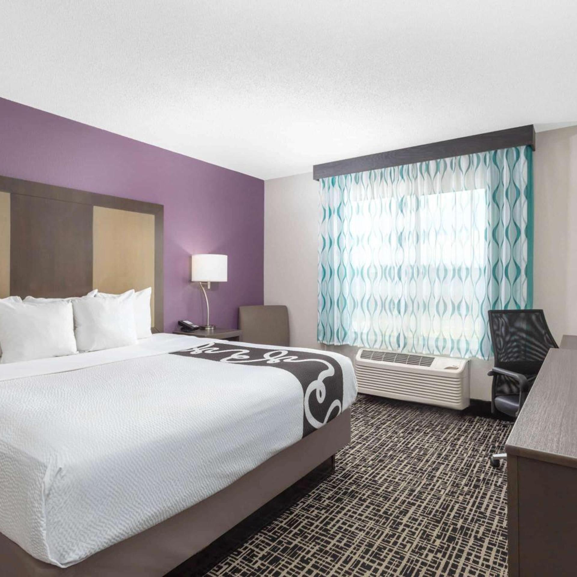 غرفة ديلوكس بسرير كينج بحوض استحمام لذوي الإعاقة، La Quinta Inn & Suites by Wyndham Hopkinsville 2/10