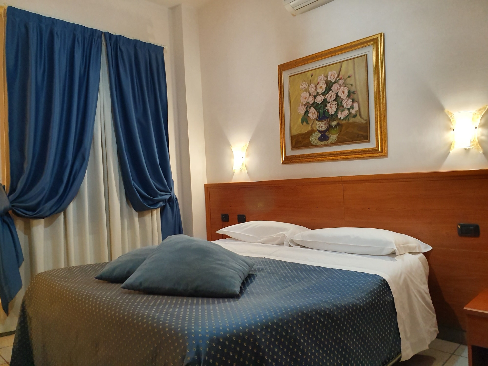 ROOM, DOUBLE OR TWIN BED