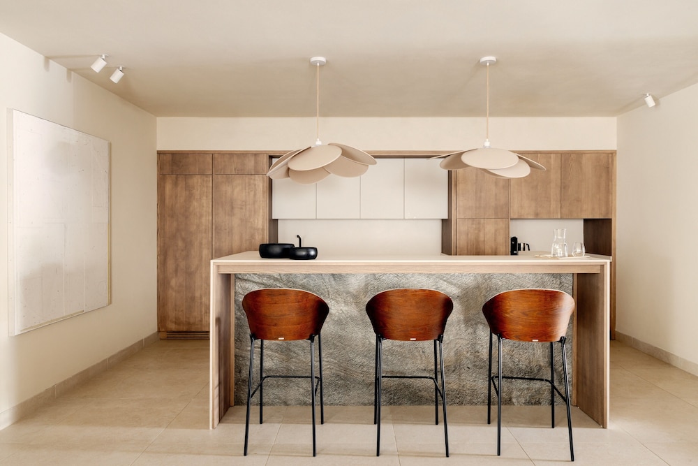 Host Villas & Suites 44/50