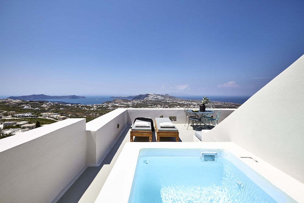 White And Co. La Torre Suites 22/50