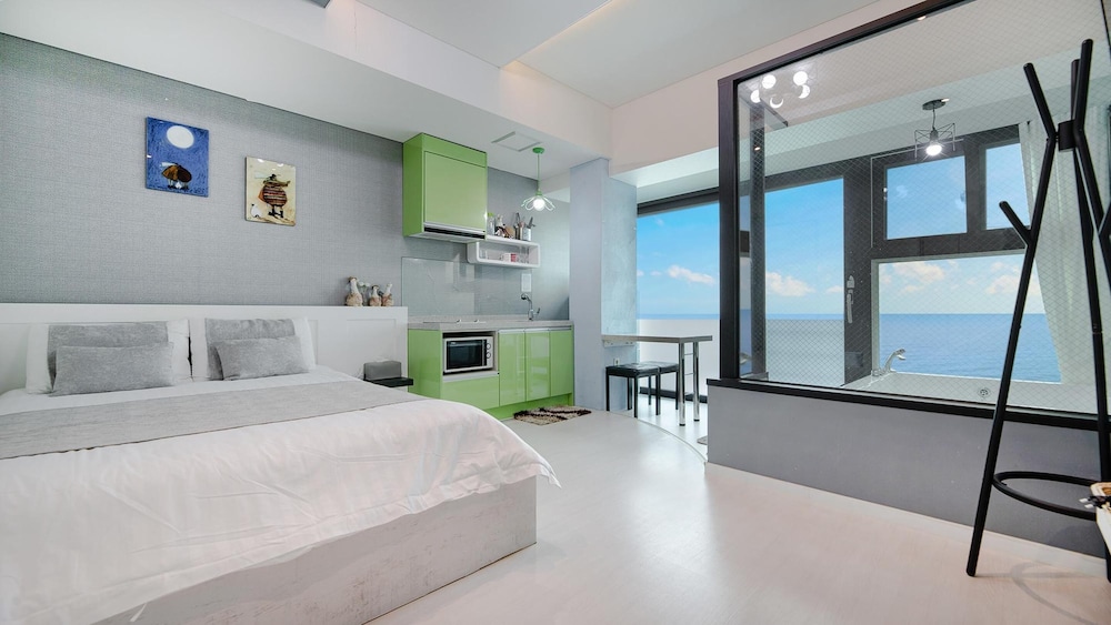 1 Bedroom, Basic, Queen Bed, Ocean or Spa View