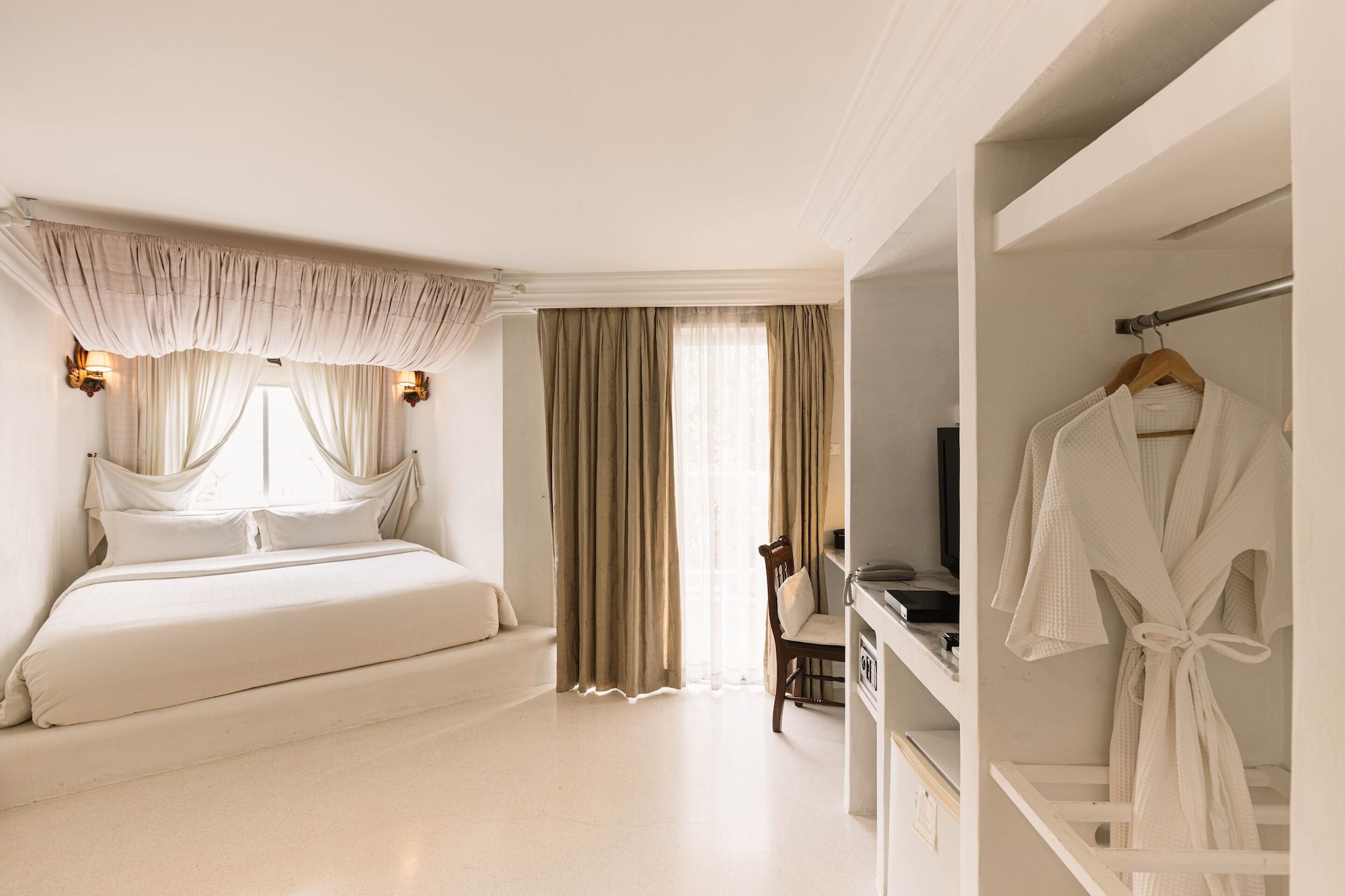 SUPERIOR, KING BED