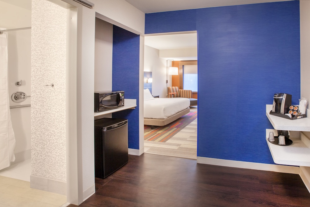 HOLIDAY INN EXPRESS & SUITES INDIANAPOLIS NE - NOBLESVILLE 10/66