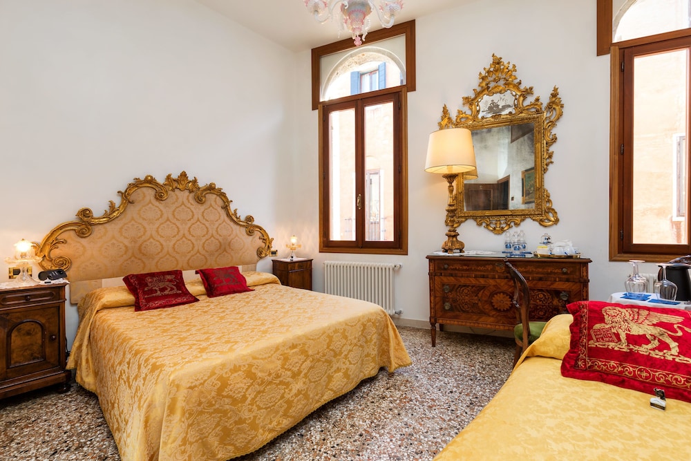 Luxury Venetian Rooms 11/39