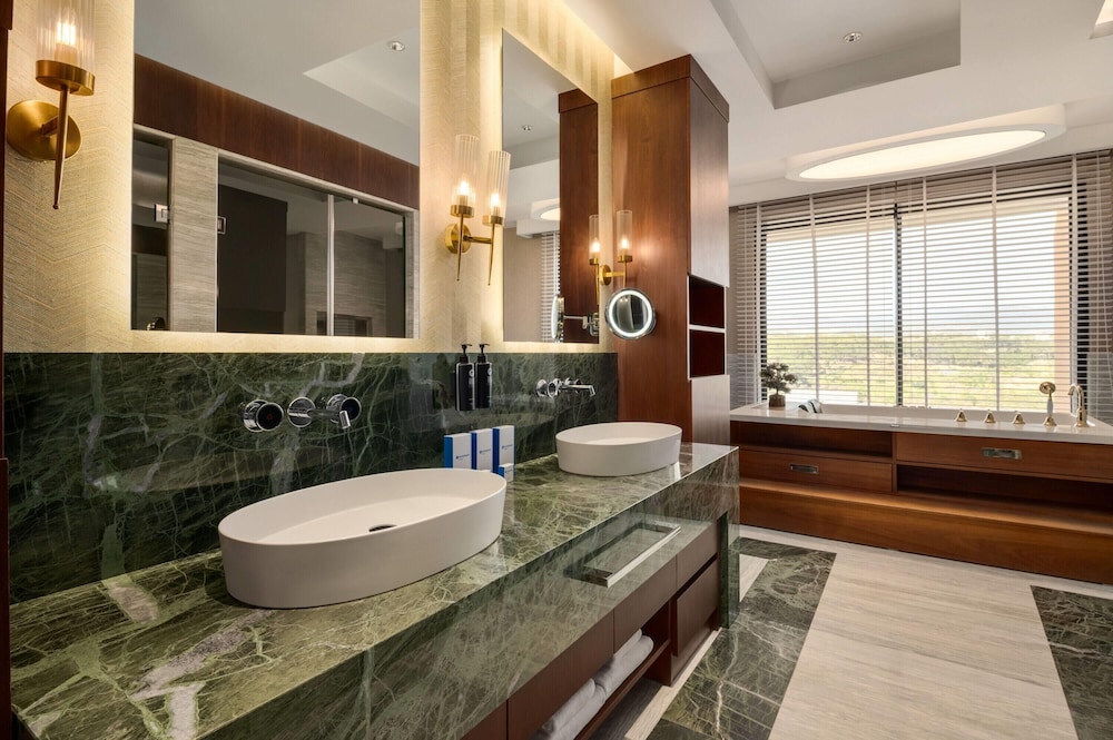 Azura World Hotel 45/46