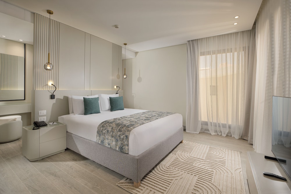 Elite, Suite, King Bed, Adult Only