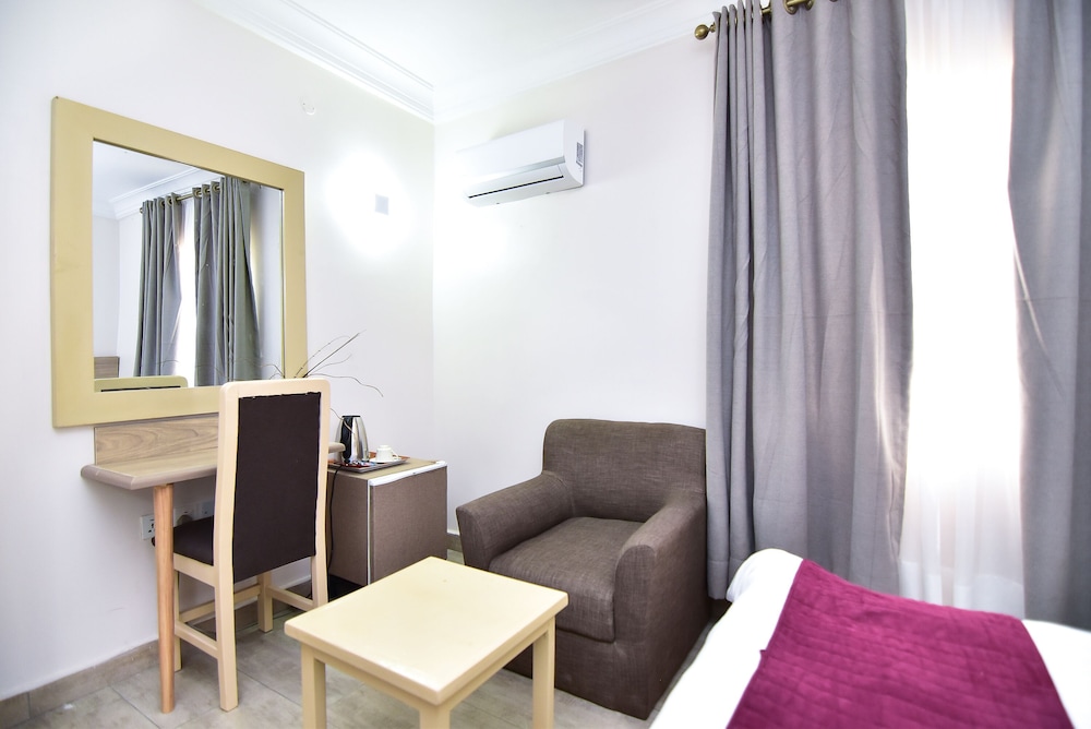 Pearl Gate Hotel 24/50