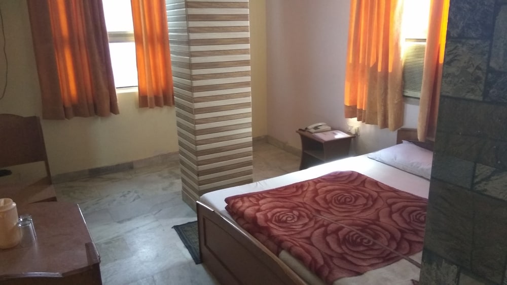 Hotel Ganga Kripa 33/37