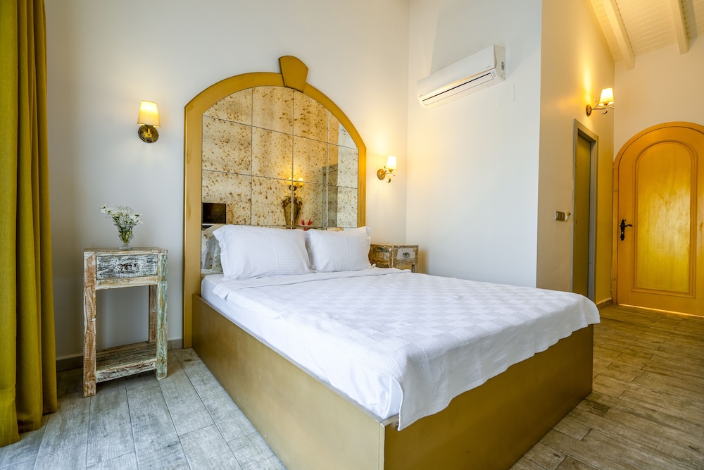 CLASSIC, QUEEN BED, BALCONY