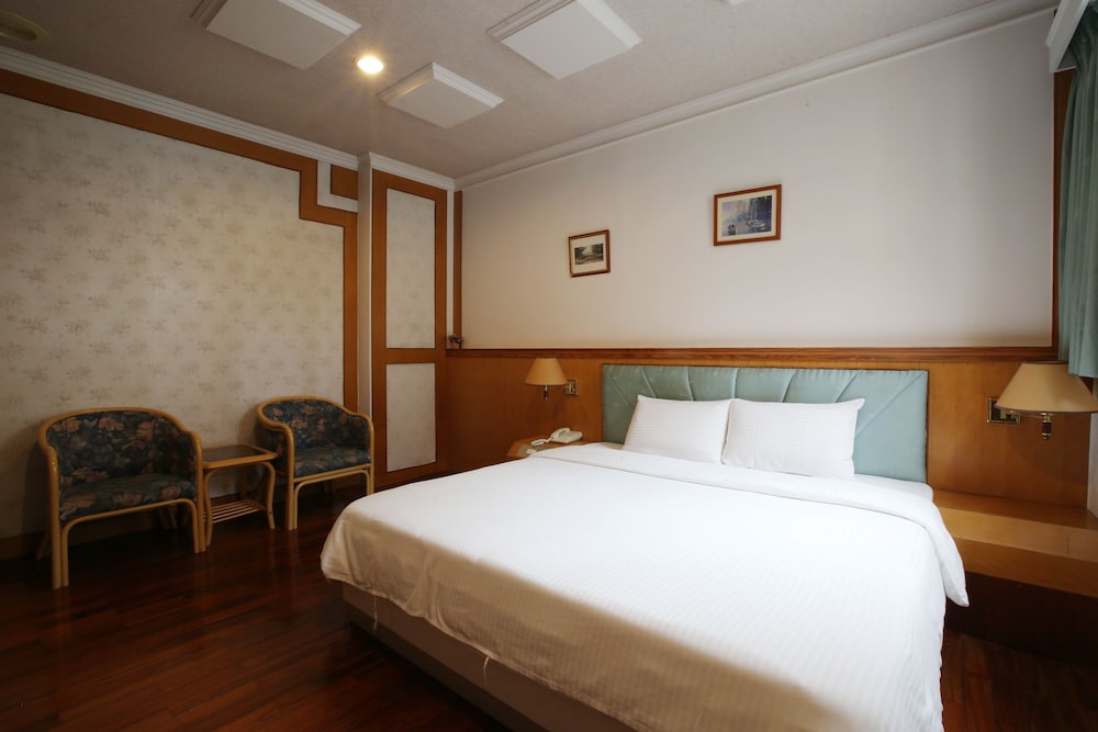 Long Shan Hotel 32/68