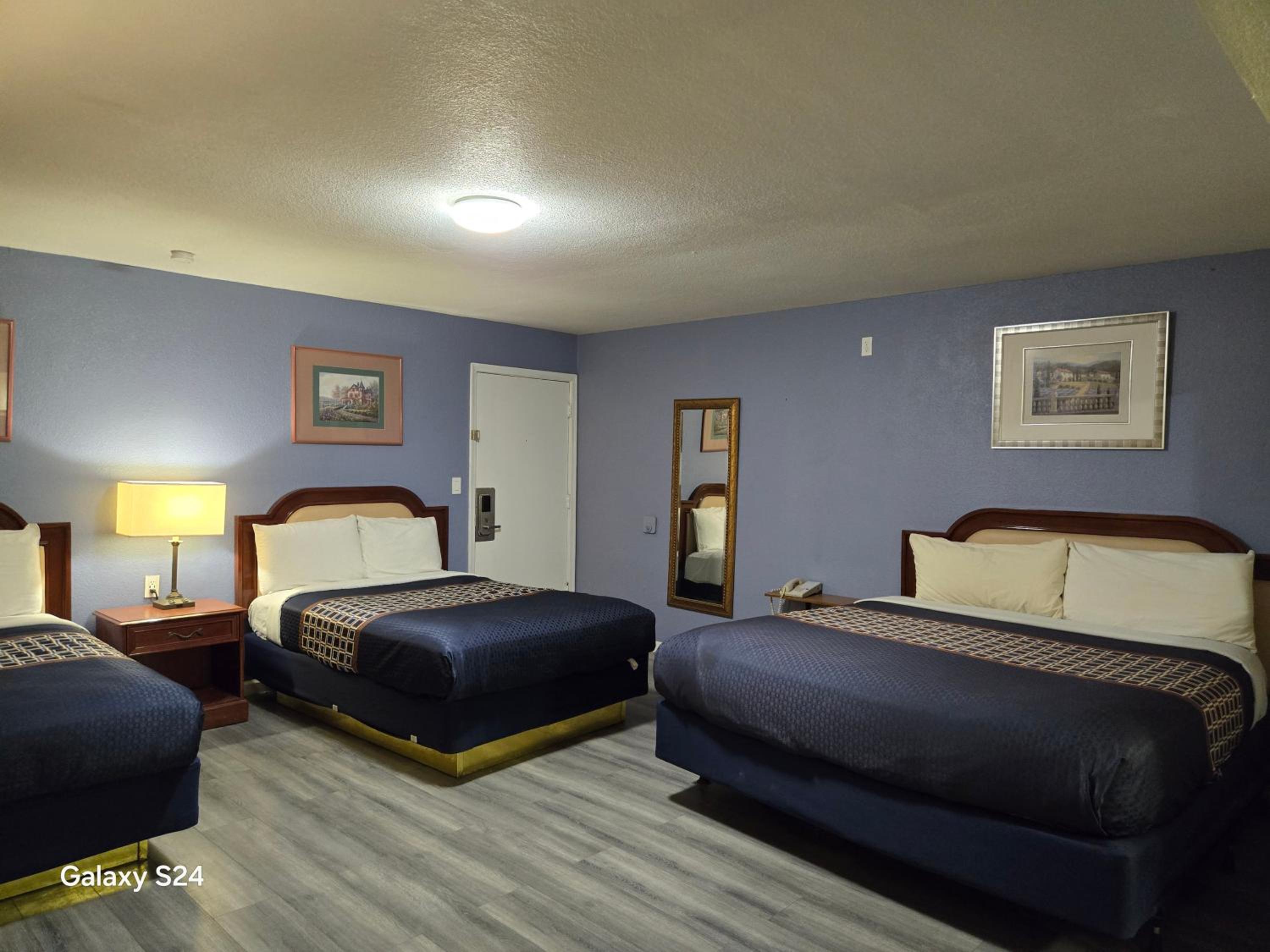 Family, 3 Queen Beds, Rodeway Inn & Suites Blythe I-10, CA 3/10