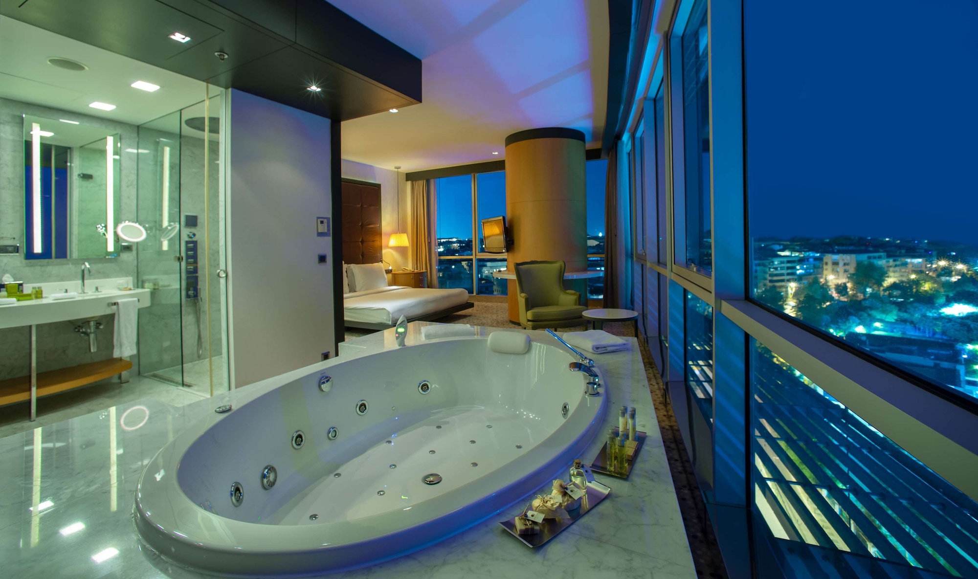 جناح رئاسي بسريرين كينج بإطلالة على البحر بمطبخ صغير، Doubletree By Hilton Hotel Istanbul - Moda 5/6