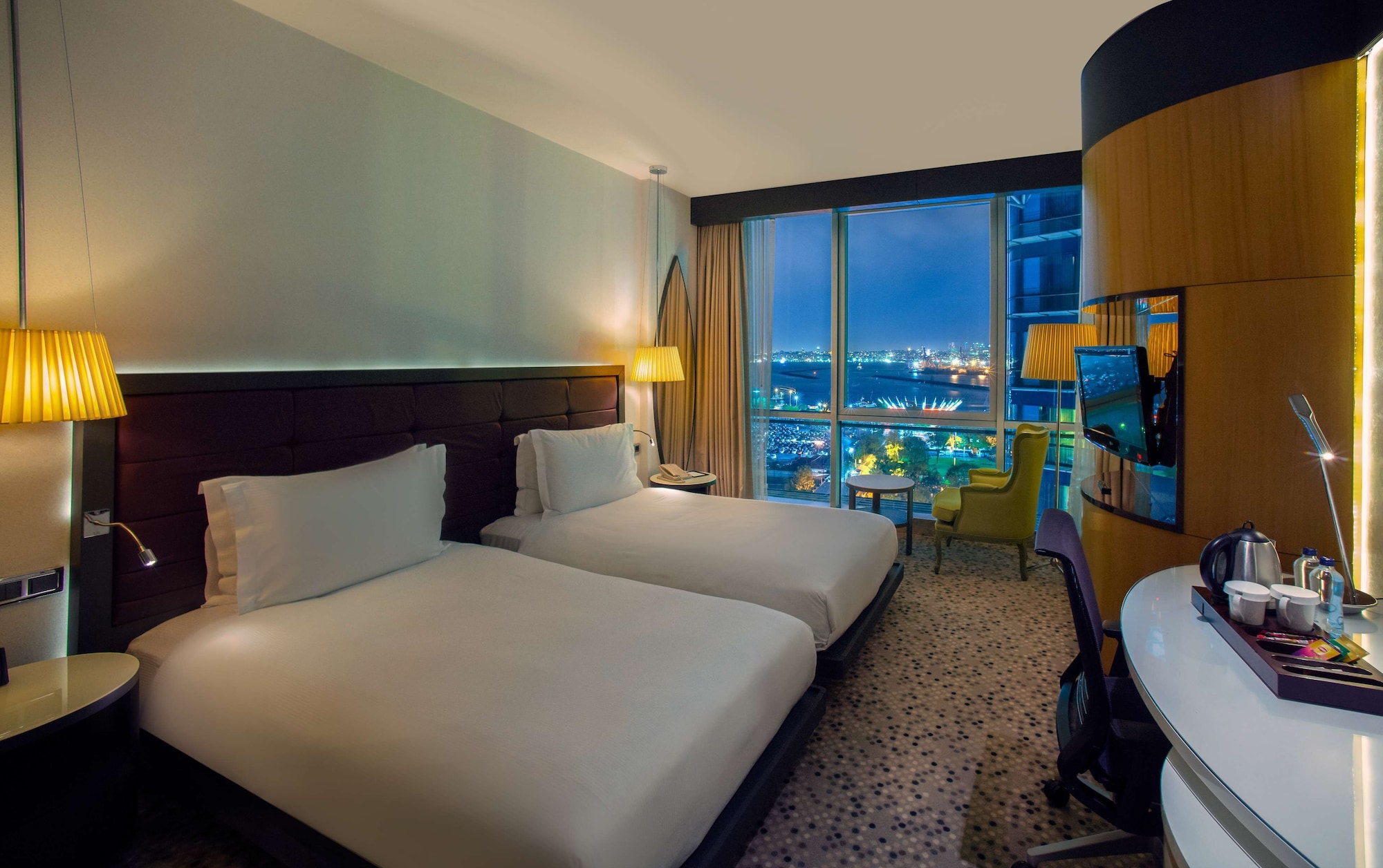 غرفة ديلوكس بسريرين منفصلين بإطلالة على البحر بحوض استحمام، Doubletree By Hilton Hotel Istanbul - Moda 5/10