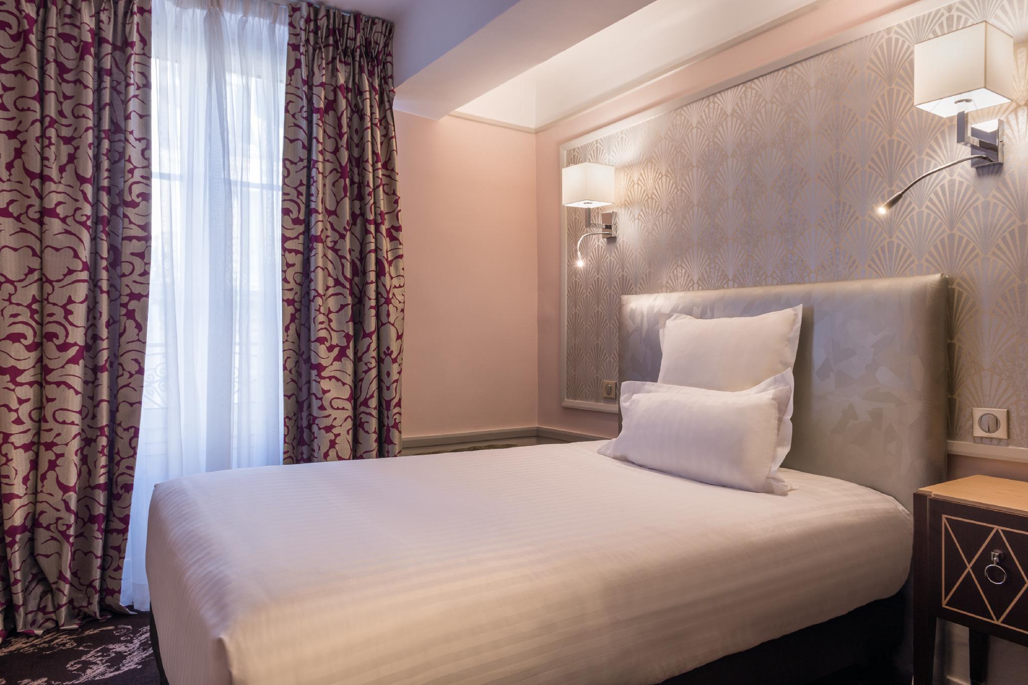 ROOM, SINGLE
