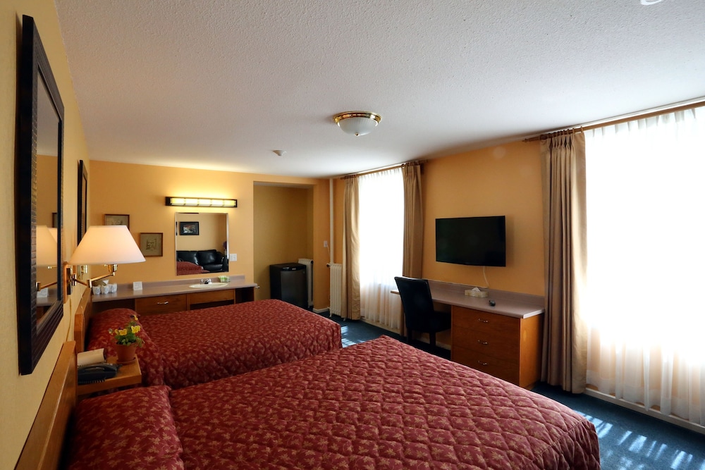 James Bay Inn Hotel Suites Cottage 26/74