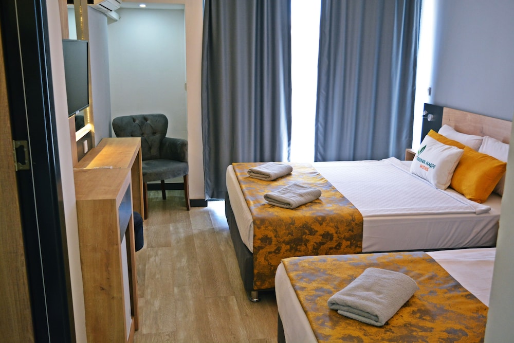 Clover Magic Park Side Hotel 17/25