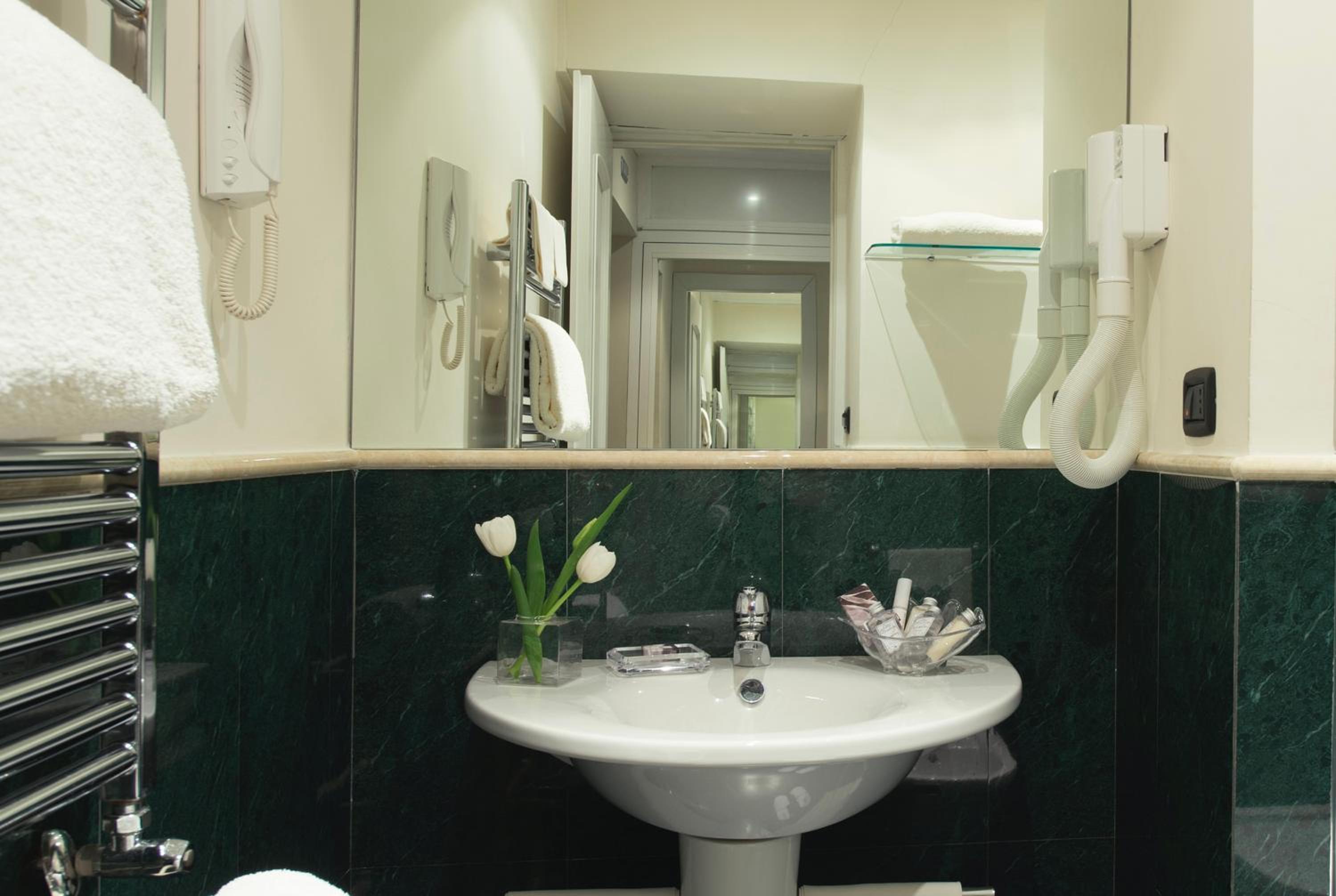 جناح جونيور، Hotel Gregoriana 6/6