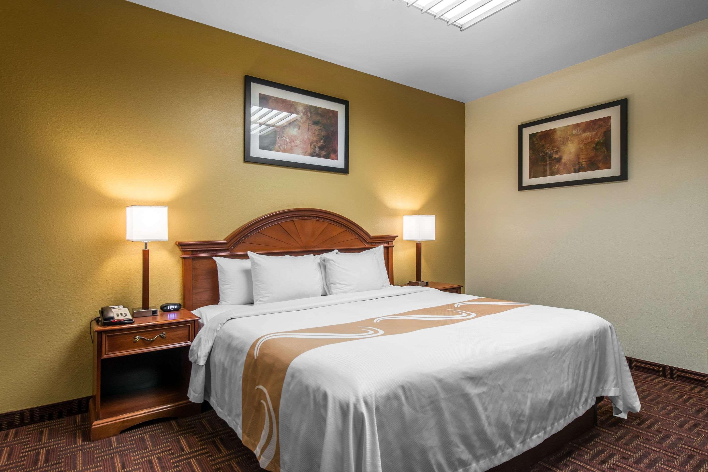 SUITE, KING BED