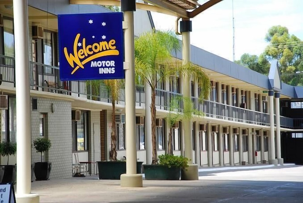 JANE ELIZA MOTOR INN 4/20