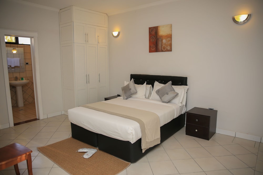 2 Bedrooms, Family, Apartment, Queen and Twin Beds, Garden View