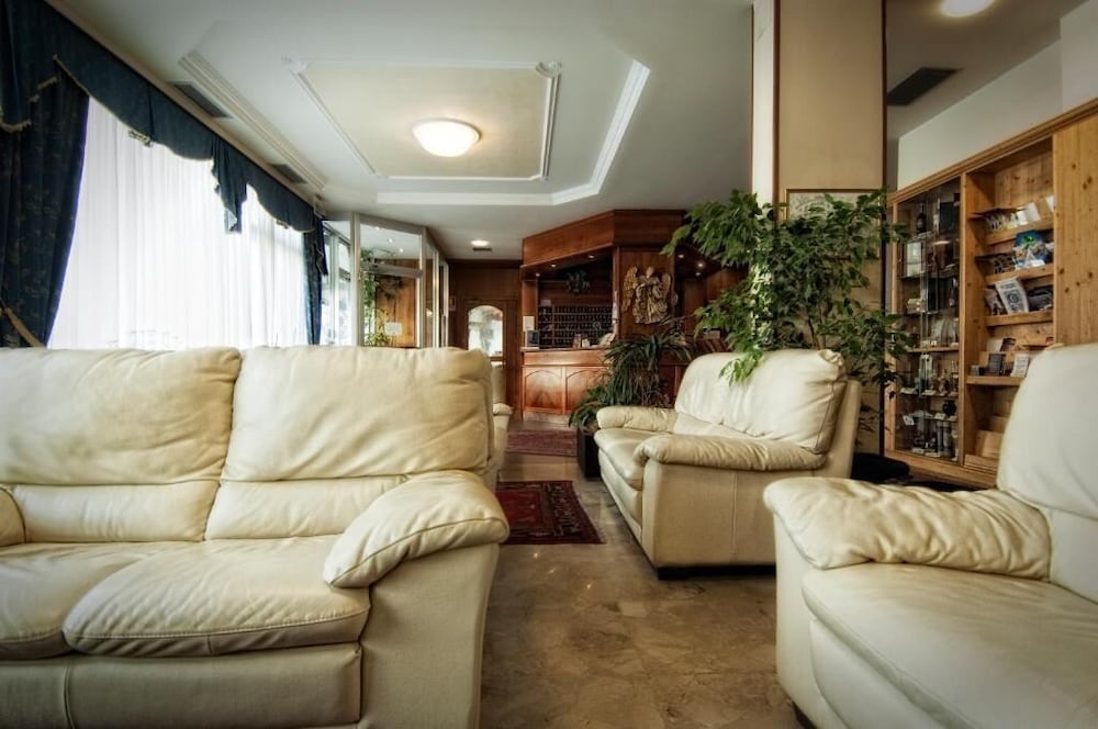 Everest Hotel 31/41