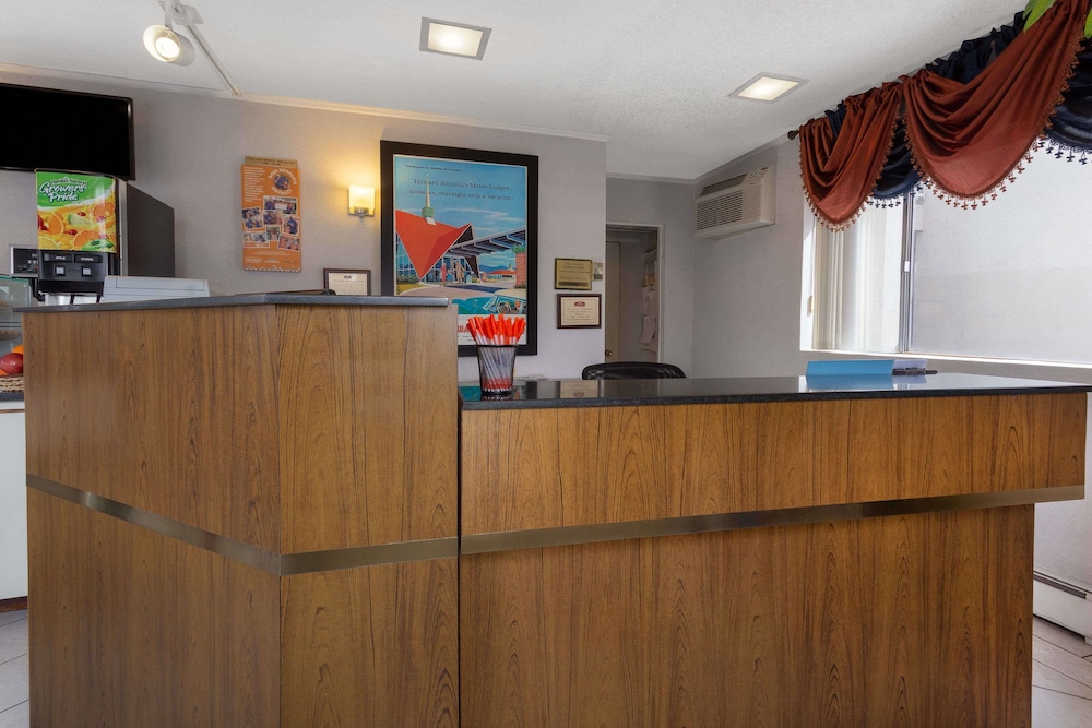 Howard Johnson By Wyndham Colorado Springs 8/33