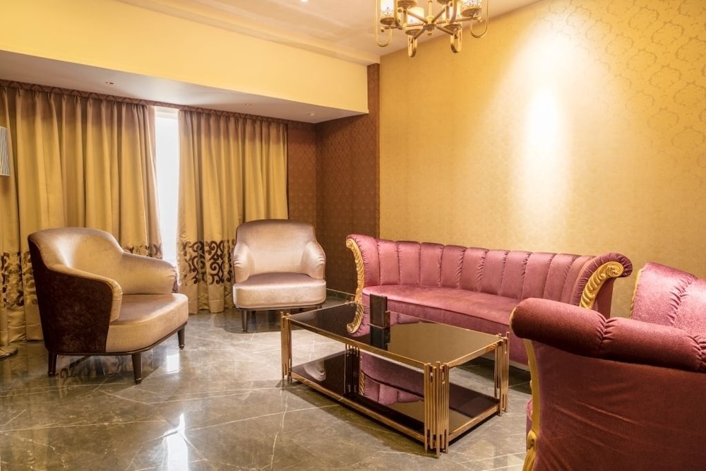 Peninsula Redpine Mumbai 43/58