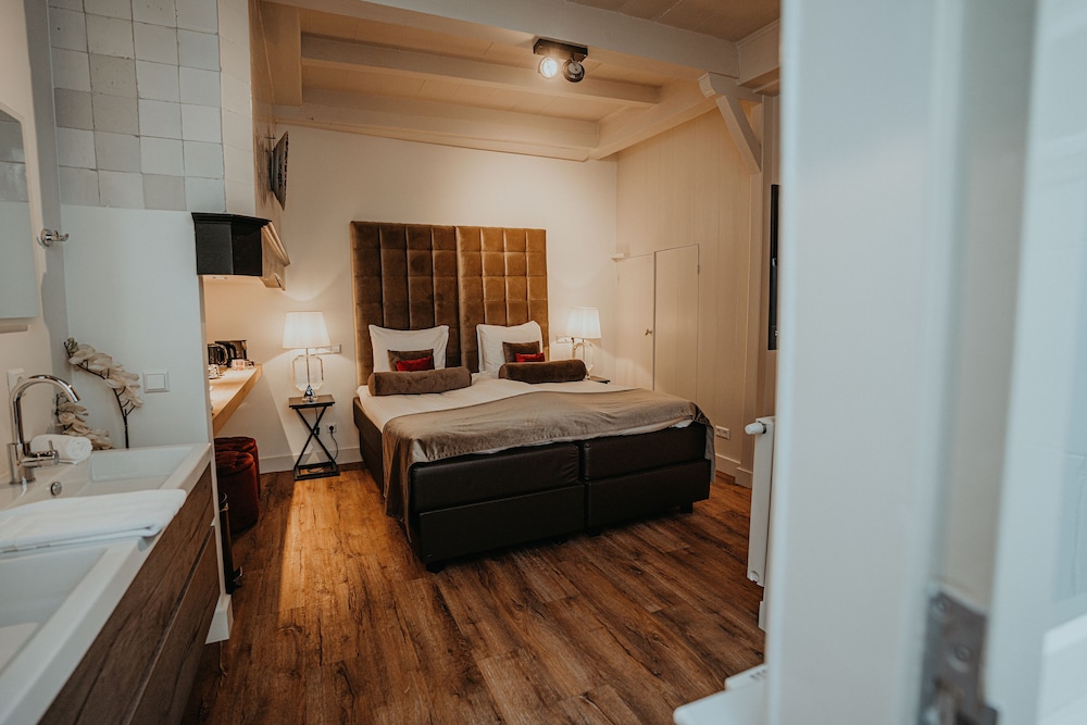Steenhof Suites 12/50